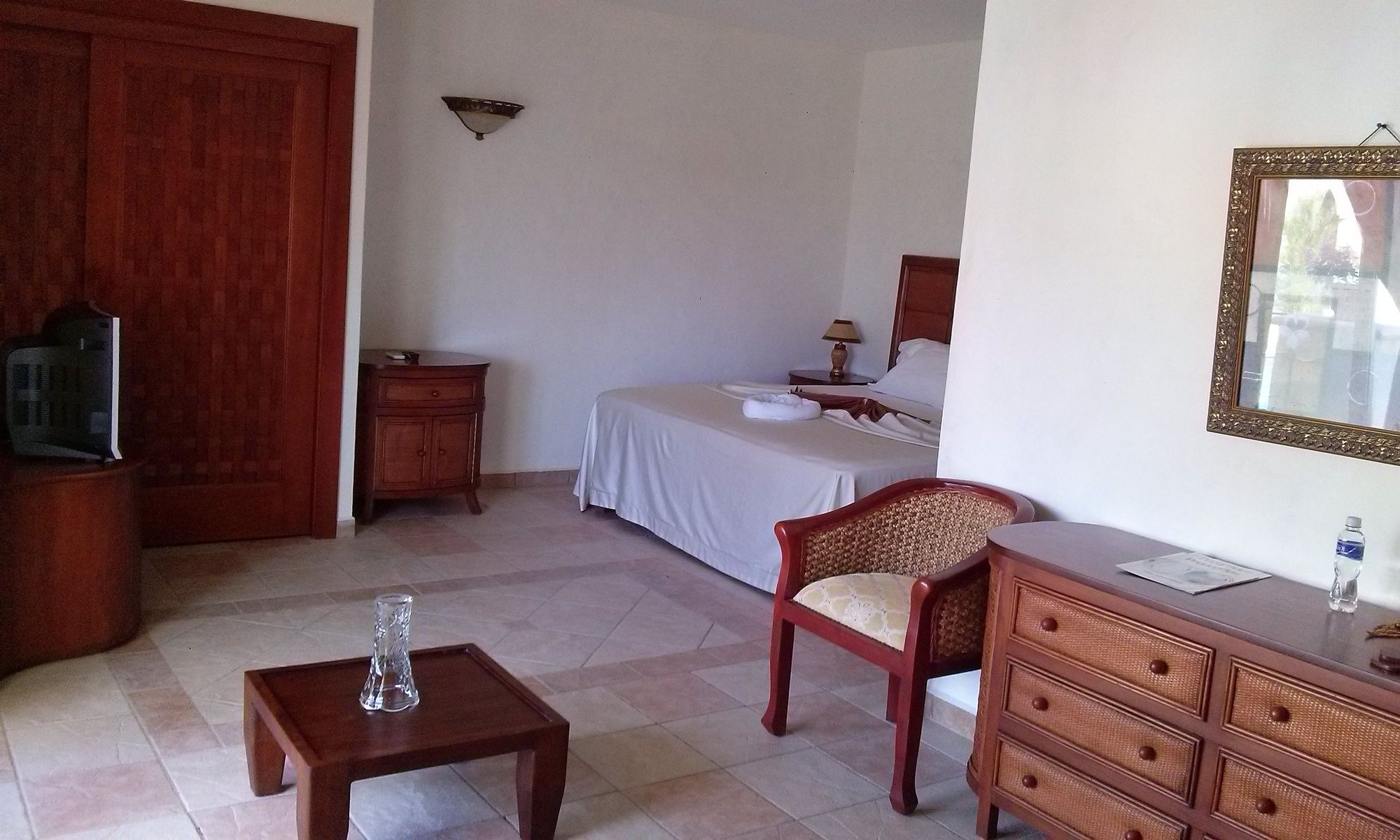 Hotel West Bay Colonial Esterno foto